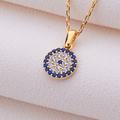 925 ayar gümüşten el yapımı nazar kolyesi. Negatif enerjiden koruduğuna inanılan nazar sembolü minimalist bir tasarımla sunulur. 14K altın, gümüş, rose gold veya siyah kaplama seçenekleri mevcuttur. İnce cable chain zincir, 2,5 cm uzatma halkası ve lobster clasp kilit ile tamamlanır. Günlük kullanım ve özel günler için ideal, hediye kutusunda sunulur.