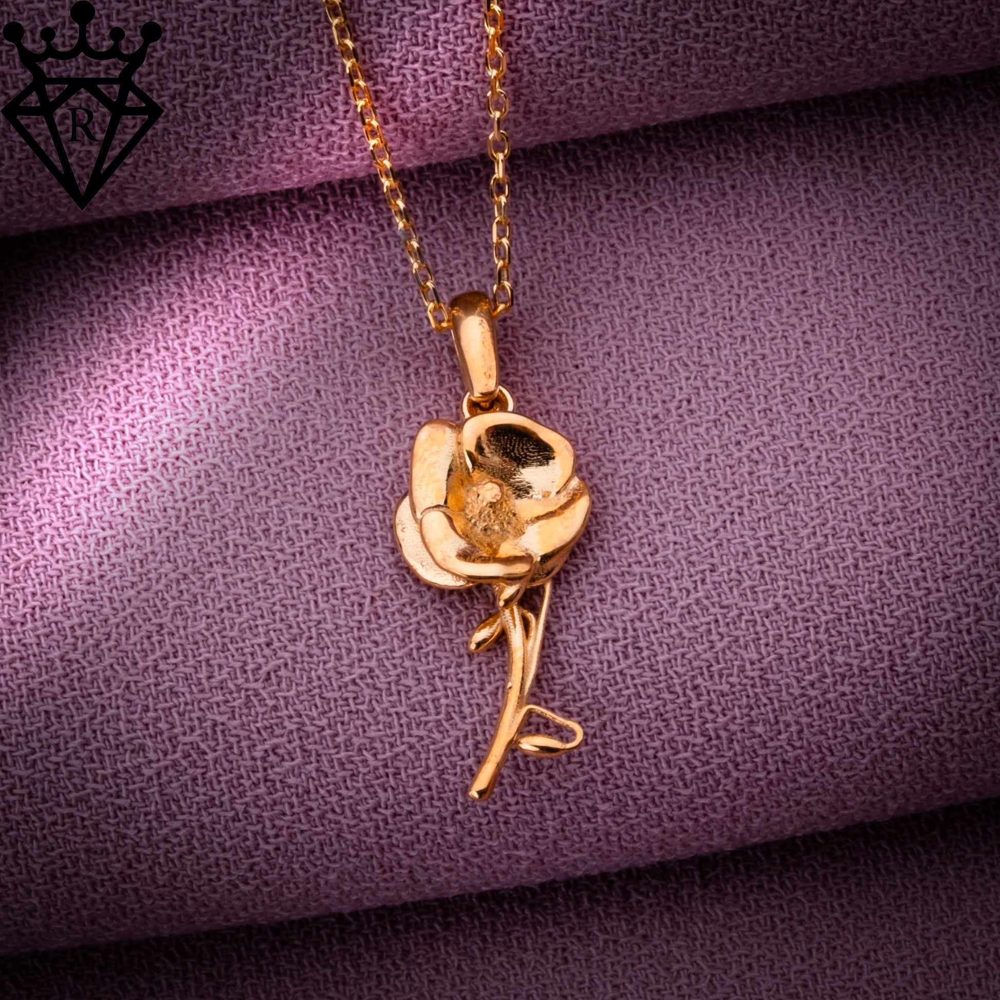El yapımı 925 ayar gümüş Ağustos doğum çiçeği gelincik kolye. 14K altın kaplama, gümüş kaplama, rose gold kaplama veya siyah kaplama seçenekleriyle. Cable chain zincir, farklı uzunluklar, 6 cm uzatma zinciri ve lobster clasp kapama. Hipoalerjenik ve nikel içermez. Hediye kutusunda gönderilir, doğum günü, anneler günü ve özel günler için mükemmel hediye.

