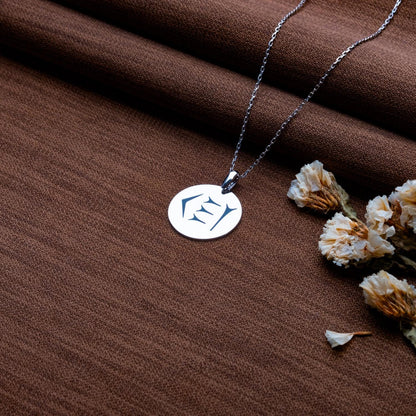 Çivi Yazısı İsim Kolyesi – Antik Sümer Tablet Kolye, Anunnaki Mitoloji Madalyon, Kişiye Özel Yazı Takısı, 925 Ayar Gümüş