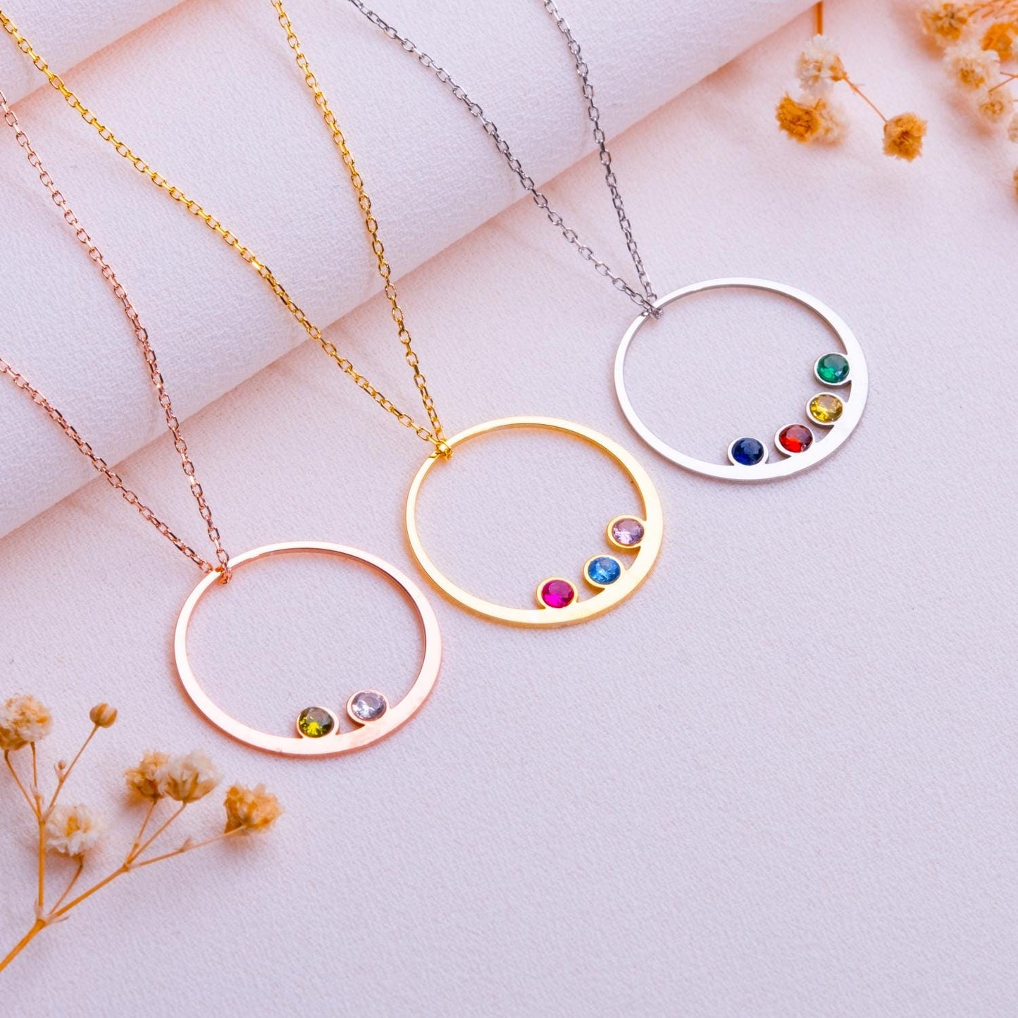 Kişiselleştirilebilir doğum taşı kolyesi, 925 ayar gümüşten el yapımı. Her taş, bir aile üyesinin doğum ayını temsil eder. 14K altın, gümüş, rose altın veya siyah kaplama seçenekleri ile sunulur. Cable chain zincir, 14-22 inç uzunluk ve 2,5 inç uzatma zinciri ile. Lobster clasp kapama. Hediye kutusunda gönderilir, anneler günü, doğum günü veya özel günlerde hediye için idealdir.

