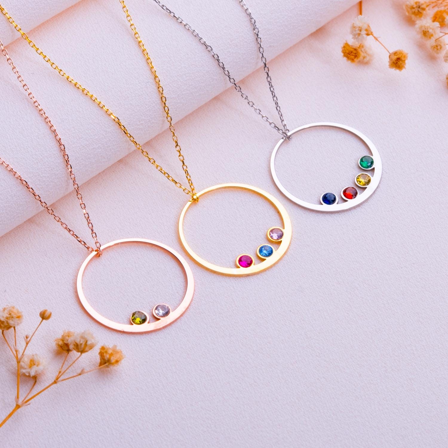 Kişiselleştirilebilir doğum taşı kolyesi, 925 ayar gümüşten el yapımı. Her taş, bir aile üyesinin doğum ayını temsil eder. 14K altın, gümüş, rose altın veya siyah kaplama seçenekleri ile sunulur. Cable chain zincir, 14-22 inç uzunluk ve 2,5 inç uzatma zinciri ile. Lobster clasp kapama. Hediye kutusunda gönderilir, anneler günü, doğum günü veya özel günlerde hediye için idealdir.

