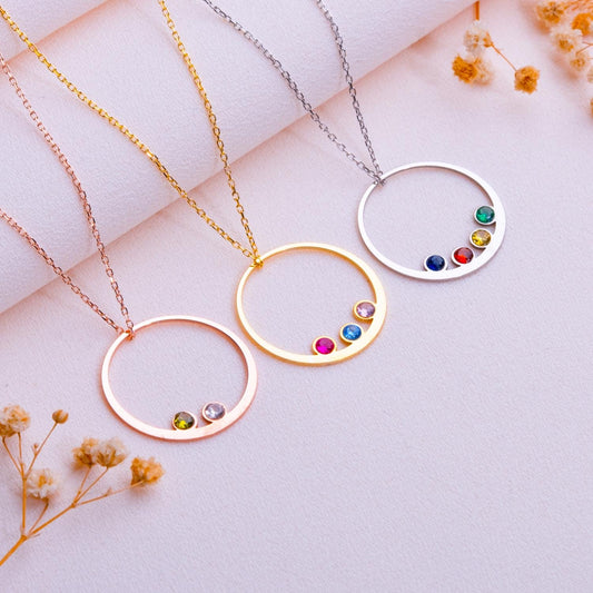 Kişiselleştirilebilir doğum taşı kolyesi, 925 ayar gümüşten el yapımı. Her taş, bir aile üyesinin doğum ayını temsil eder. 14K altın, gümüş, rose altın veya siyah kaplama seçenekleri ile sunulur. Cable chain zincir, 14-22 inç uzunluk ve 2,5 inç uzatma zinciri ile. Lobster clasp kapama. Hediye kutusunda gönderilir, anneler günü, doğum günü veya özel günlerde hediye için idealdir.

